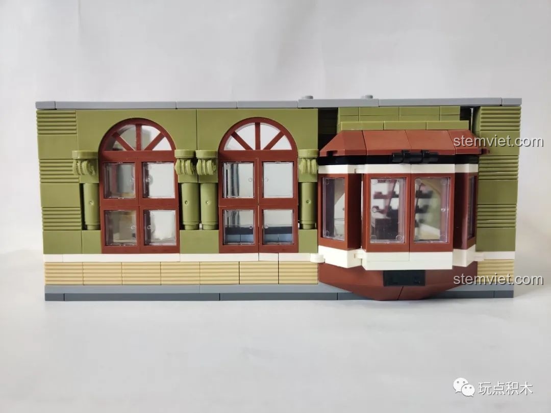 Mặt ngoài của tầng 2 mô hình Zhegao QL0937 với kiến trúc cửa sổ vòm và cửa sổ lồi độc đáo.