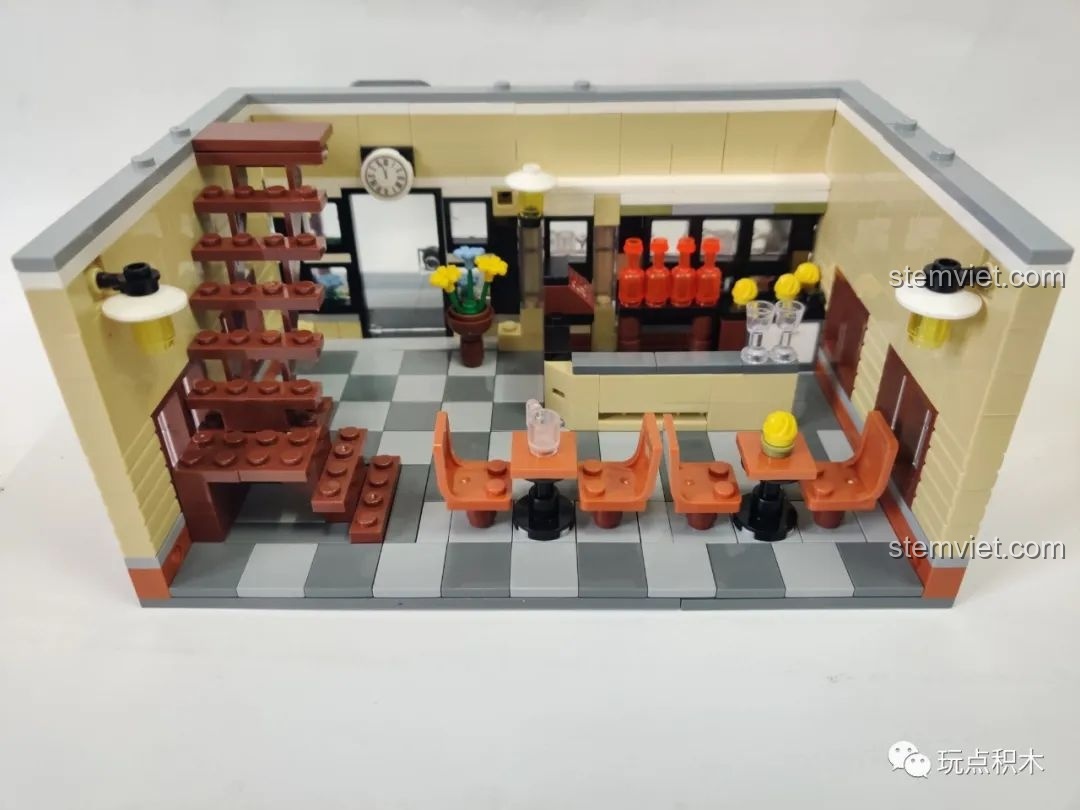 Nhìn từ phía sau mô hình Zhegao QL0937, thấy rõ toàn bộ nội thất tầng 1 được sắp xếp hợp lý.