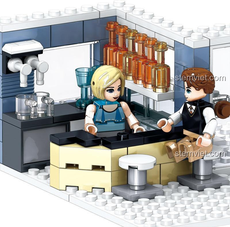 Hai nhân vật đang trò chuyện tại quầy bar của bộ lắp ghép Tòa nhà Khách sạn Garden Hotel, không gian ấm cúng.