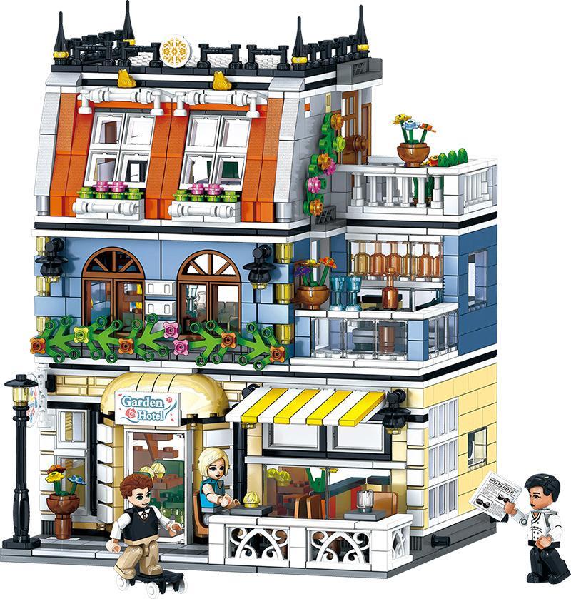Toàn cảnh bộ lắp ghép Khách sạn Sân vườn Zhegao QL0940 với 3 minifigures, mô hình kiến trúc 3 tầng chi tiết dành cho bé gái 8 tuổi.