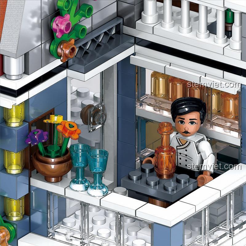 Cận cảnh nhân viên pha chế tại quầy bar tầng 2 của mô hình Zhegao QL0940, với nhiều chai lọ và ly thủy tinh.