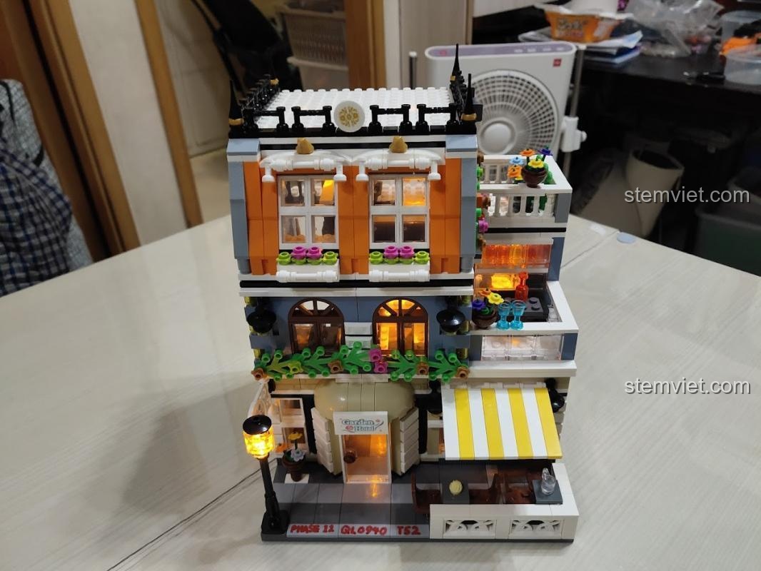 Ảnh review từ người dùng cho bộ Zhegao QL0940 Khách sạn Sân vườn, đã lắp thêm đèn LED tạo hiệu ứng lung linh.