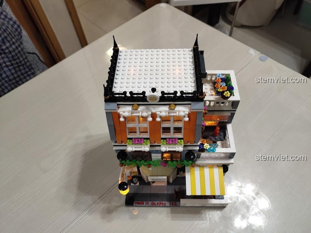 Góc nhìn từ trên xuống của mô hình Khách sạn Sân vườn Zhegao QL0940, ảnh chụp thực tế từ khách hàng.