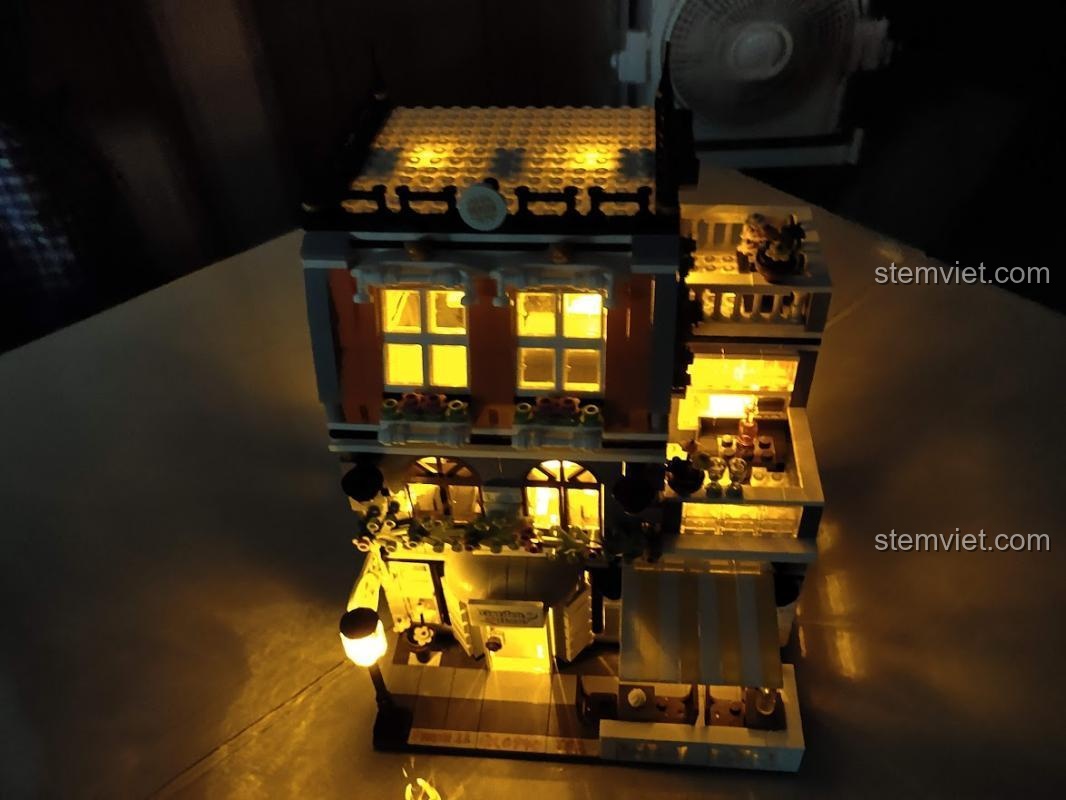 Mô hình Khách sạn Sân vườn Zhegao QL0940 lung linh trong đêm với hệ thống đèn LED tự trang bị, ảnh feedback chất lượng.