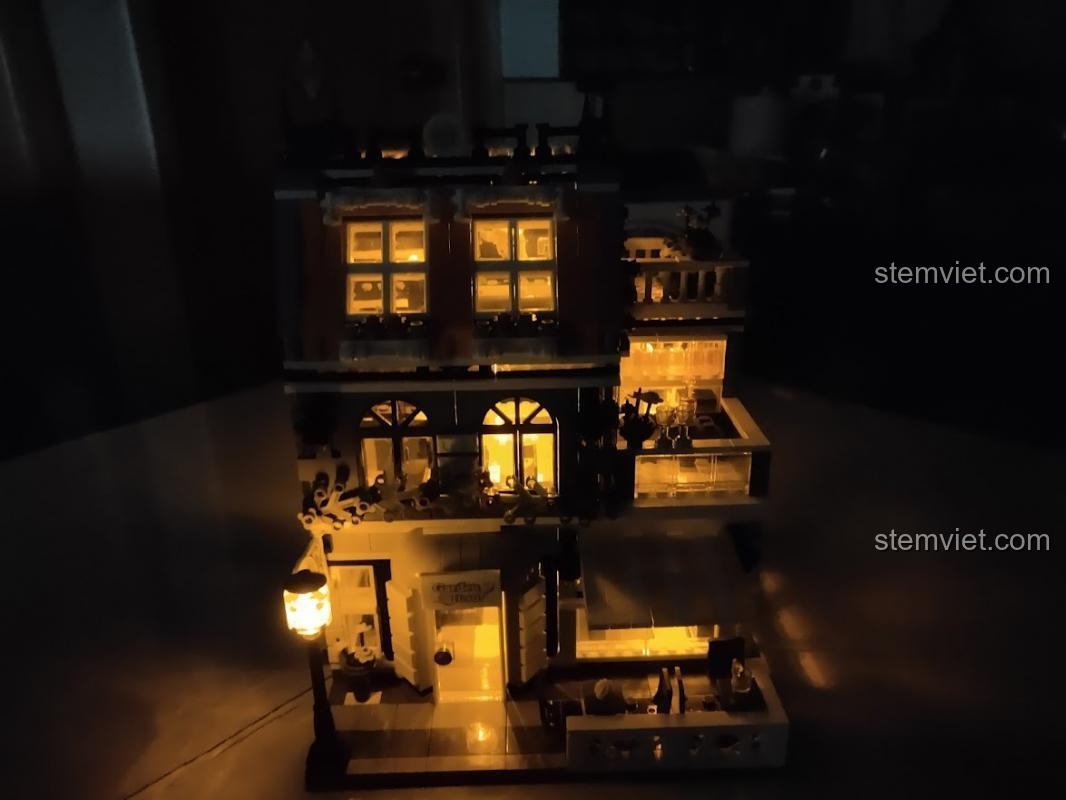 Ảnh chụp thực tế bộ lắp ghép Zhegao QL0940 trong bóng tối, làm nổi bật ánh sáng từ các cửa sổ.