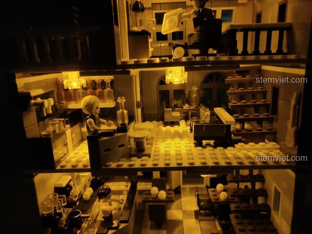 Nội thất chi tiết của mô hình Zhegao QL0940 được chiếu sáng bằng đèn, ảnh review chân thực từ người mua.