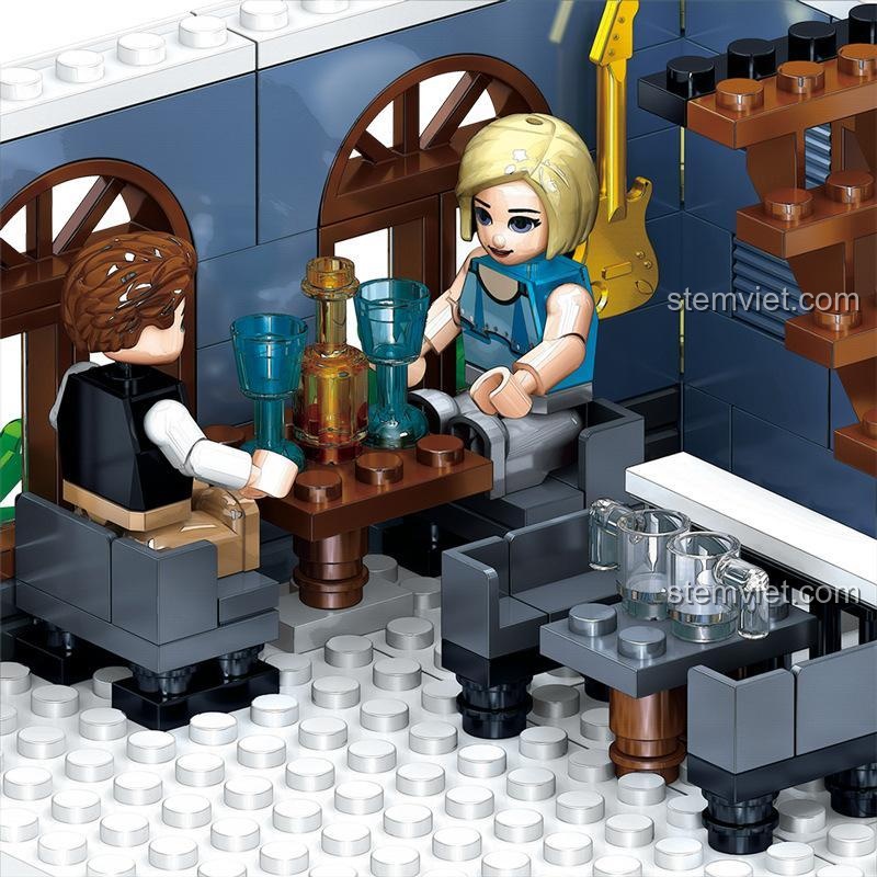 Hai nhân vật đang ngồi thư giãn tại khu vực sảnh chờ tầng 2, bên cạnh có một cây đàn guitar.