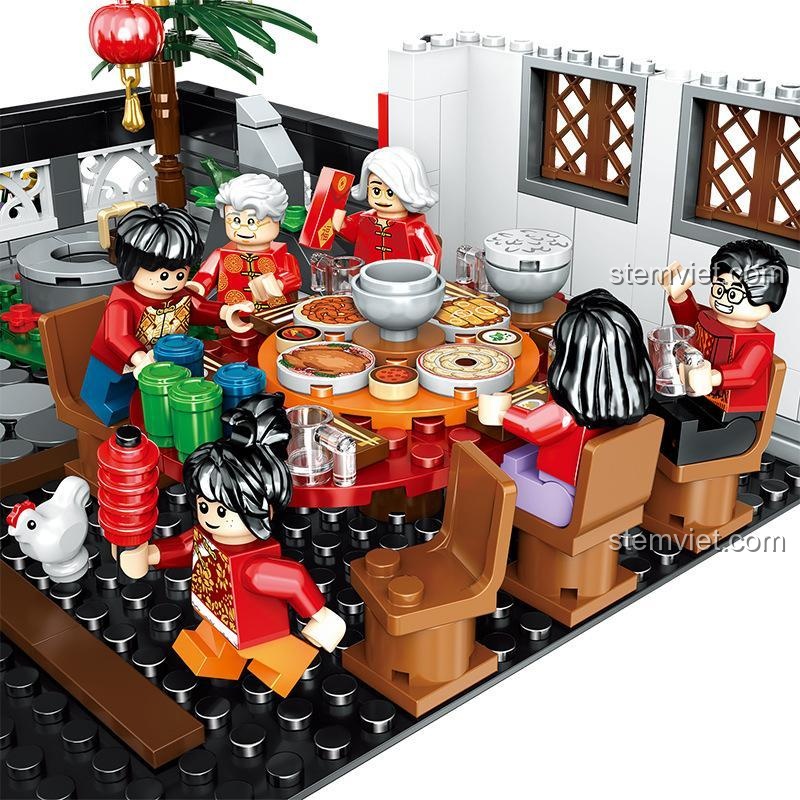 Bàn ăn Tết đầy ắp món ngon trong đồ chơi xếp hình ZHEGAO QL0957 Ngôi nhà đón Tết, chi tiết tỉ mỉ, giúp bé khám phá văn hóa truyền thống.