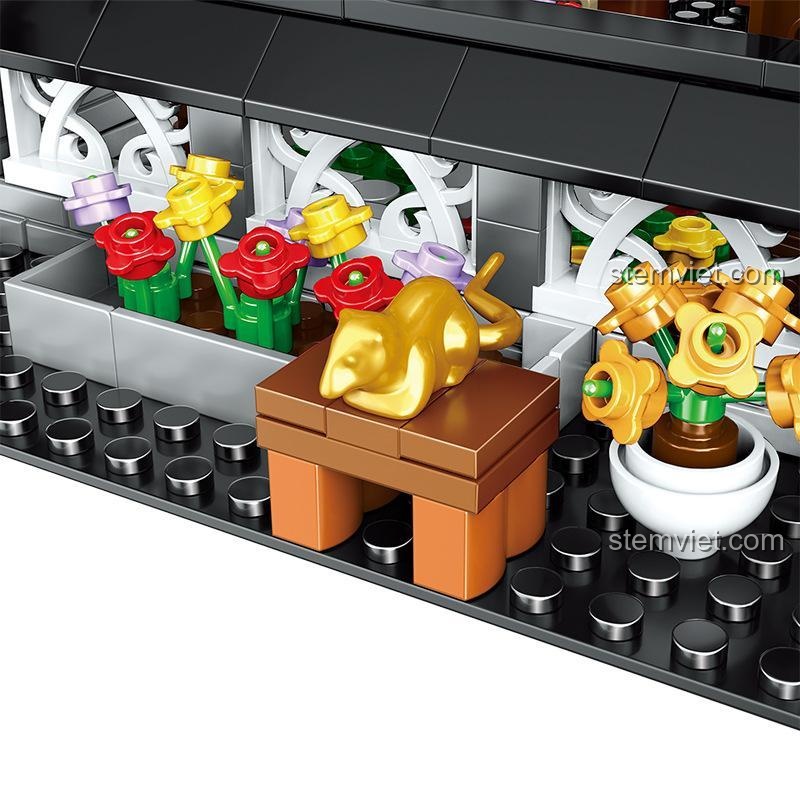 Chi tiết chú chuột và chậu hoa trong bộ xếp hình Lễ hội Tết truyền thống QL0957, tăng thêm sự sinh động cho mô hình, phù hợp cho bé 6 tuổi.