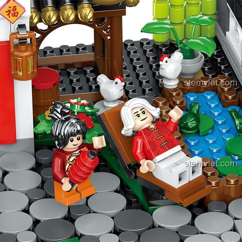 Minifigure nghỉ ngơi ngoài sân trong bộ lắp ghép QL0957 Cảnh đoàn viên ngày Tết, thể hiện sự thư thái, phù hợp cho bé trai và bé gái 6 tuổi.