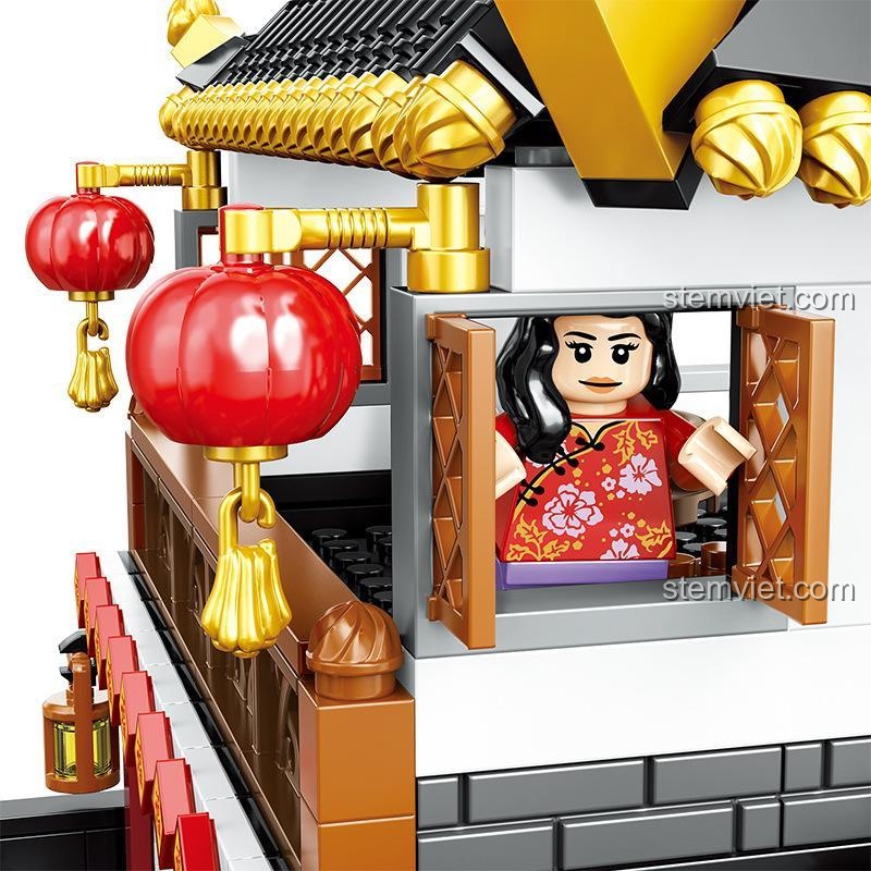Minifigure nhìn ra cửa sổ trong đồ chơi xây dựng Đại Gia Đình Đoàn Viên Đón Tết ZHEGAO, chi tiết kiến trúc độc đáo, món quà đáng tiền.