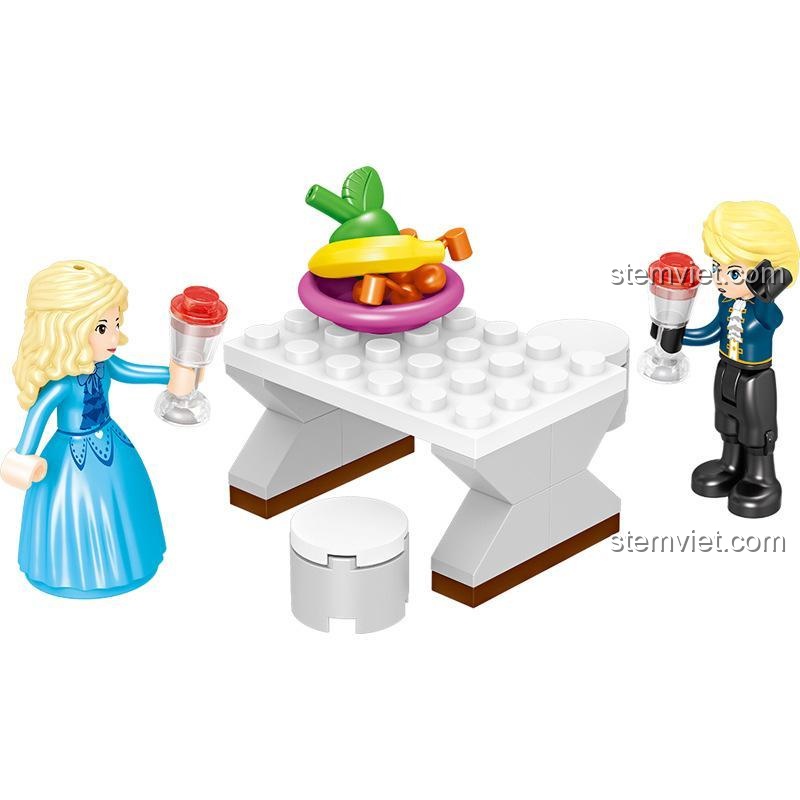 Cận cảnh 2 minifigures công chúa và hoàng tử của bộ Xe ngựa Lâu đài Windsor QL 1117 đang dự tiệc trà.