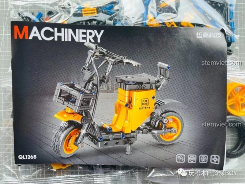Lắp ráp bánh sau của bộ khối lắp ghép xe scooter điện Zhegao QL1267, cố định chắc chắn bằng trục chữ thập, giúp bé trai 6 tuổi hiểu về cấu trúc cơ khí.