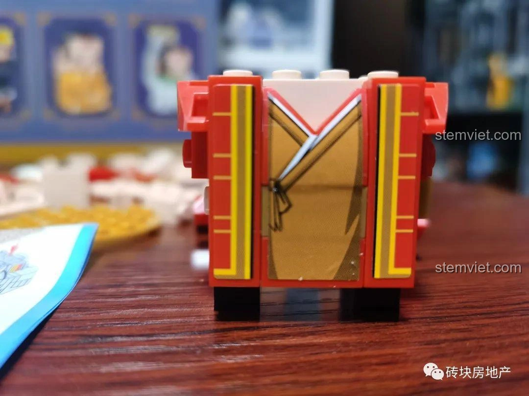 Tiếp tục dán miếng dán cho mô hình Đường Tam Tạng Zhegao QL2306, hoàn thiện trang phục.