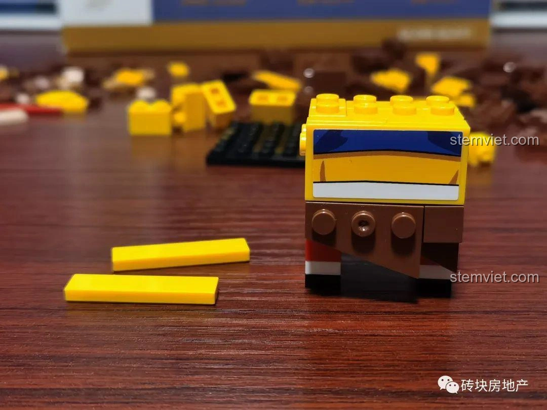 Hướng dẫn dán miếng dán lên mô hình Tôn Ngộ Không Zhegao QL2307, đảm bảo độ chính xác.