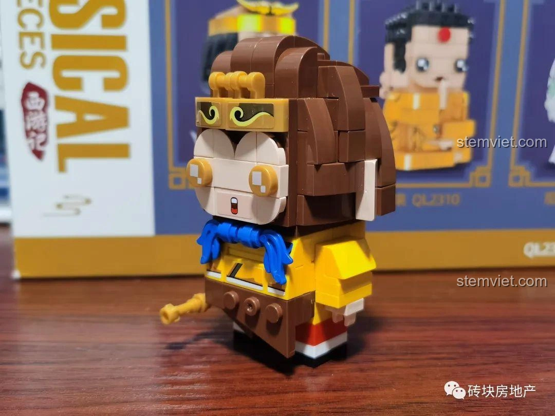 Mô hình Tôn Ngộ Không Zhegao QL2307 nhìn từ bên cạnh, thể hiện chi tiết trang phục.