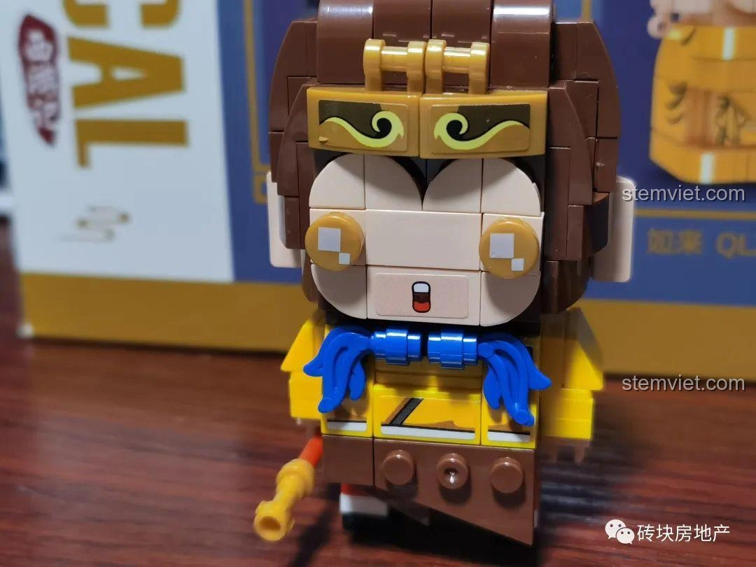 Mô hình Tôn Ngộ Không Zhegao QL2307 đang được lắp ráp, lộ rõ khuôn mặt đáng yêu.