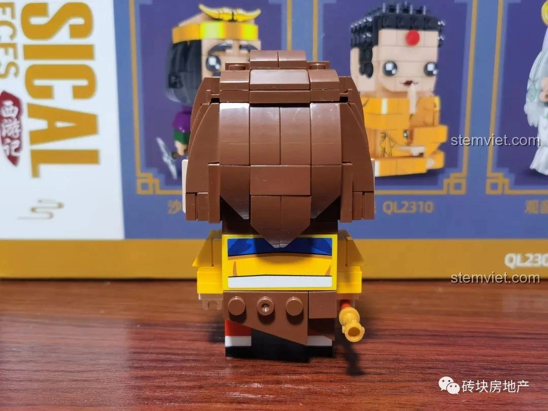 Mặt sau của mô hình Tôn Ngộ Không Zhegao QL2307, hiển thị chi tiết tóc và áo choàng.