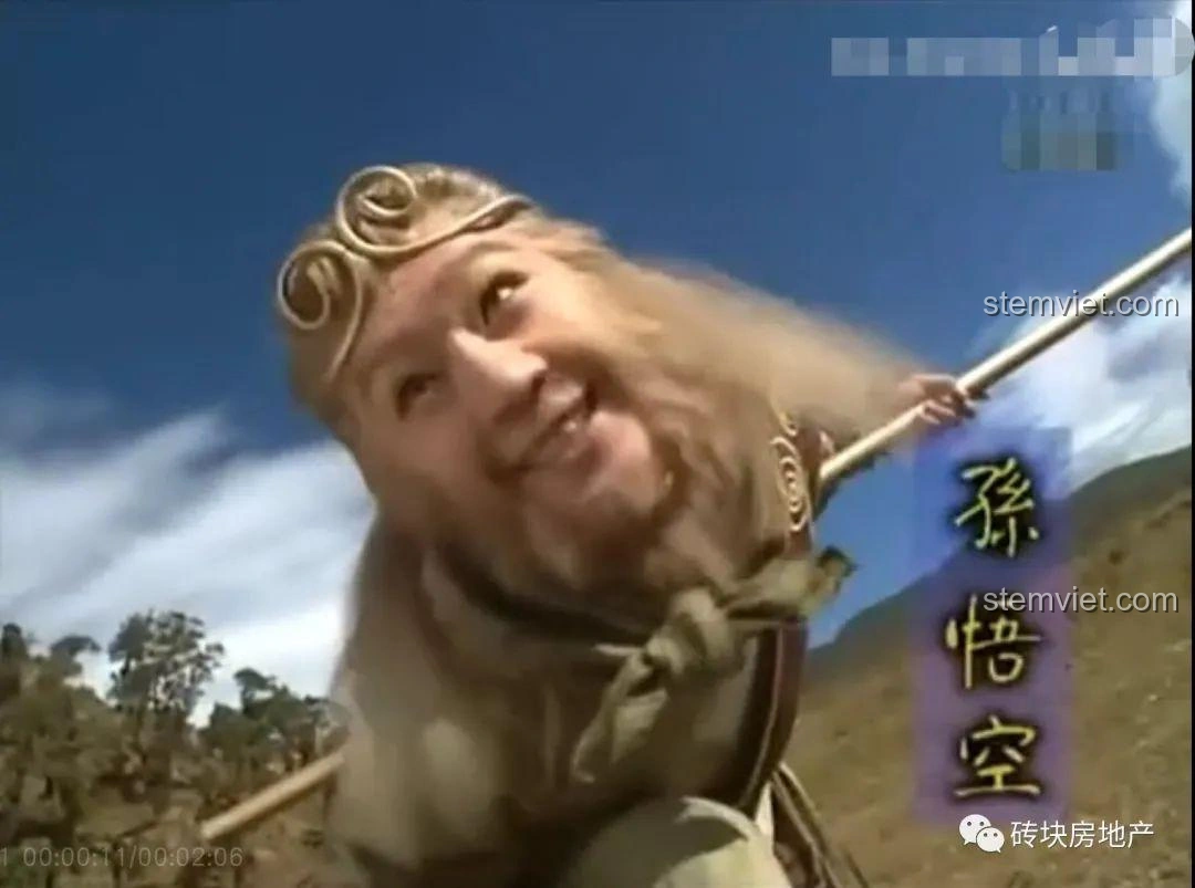 Cảnh Tôn Ngộ Không trong phim Tây Du Ký, so sánh với mô hình lắp ghép.