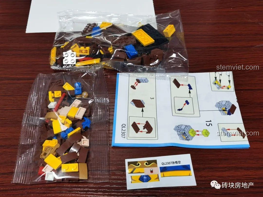 Các túi mảnh ghép, sách hướng dẫn và miếng dán của bộ lắp ghép Tôn Ngộ Không Zhegao QL2307.