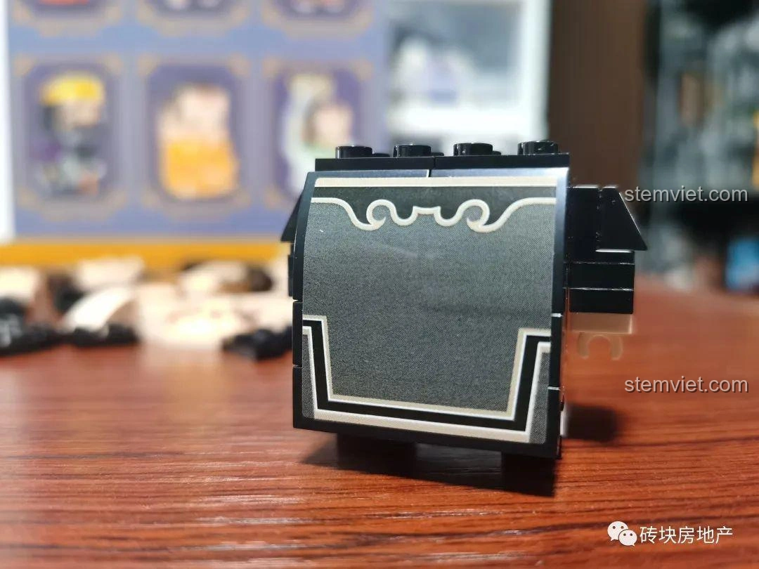 Quá trình dán miếng dán lên mô hình Trư Bát Giới Zhegao QL2308, đặc biệt là phần bụng.