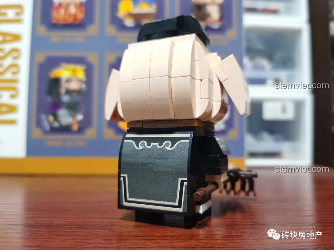 Mặt sau của mô hình Trư Bát Giới Zhegao QL2308, thể hiện chi tiết mũ và áo choàng.