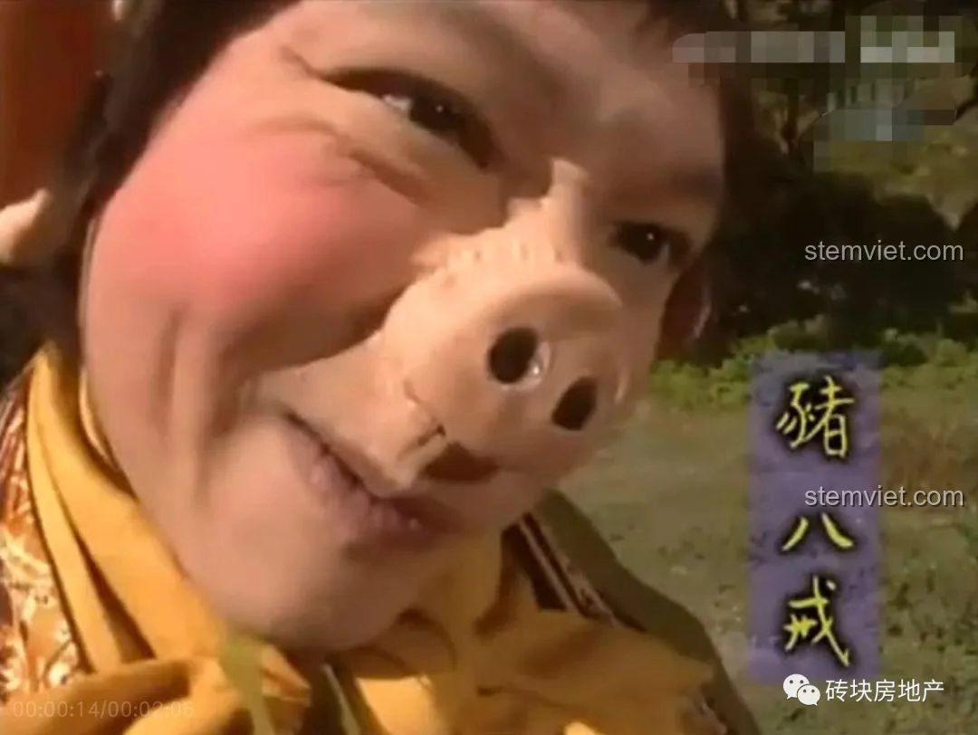 Cảnh Trư Bát Giới trong phim Tây Du Ký, so sánh với mô hình lắp ghép.