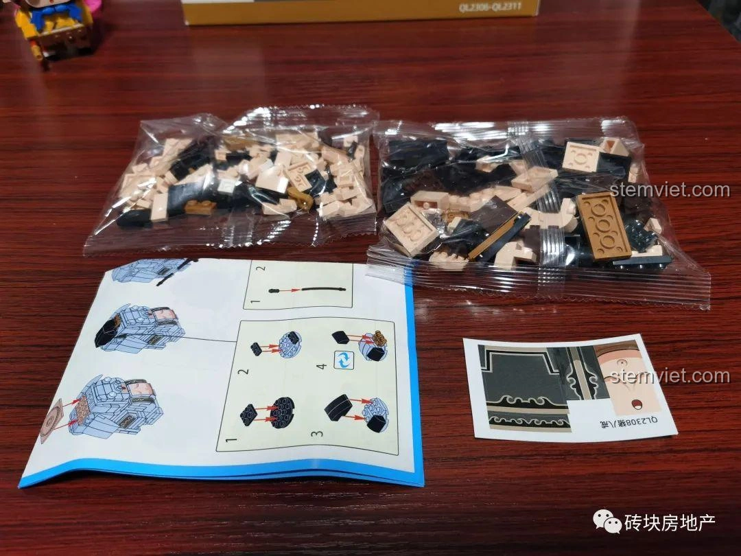 Các túi mảnh ghép, sách hướng dẫn và miếng dán của bộ lắp ghép Trư Bát Giới Zhegao QL2308.