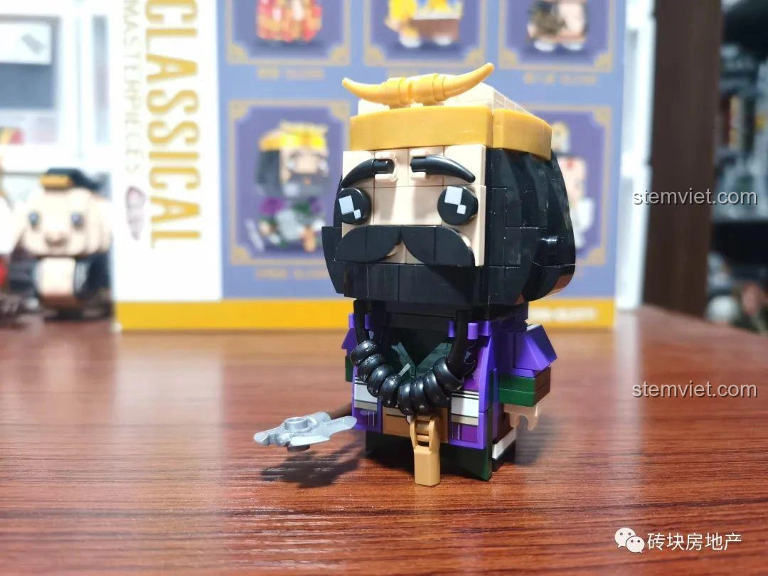 Mặt sau của mô hình Sa Ngộ Tịnh Zhegao QL2309, hiển thị chi tiết áo choàng và gánh hành lý.