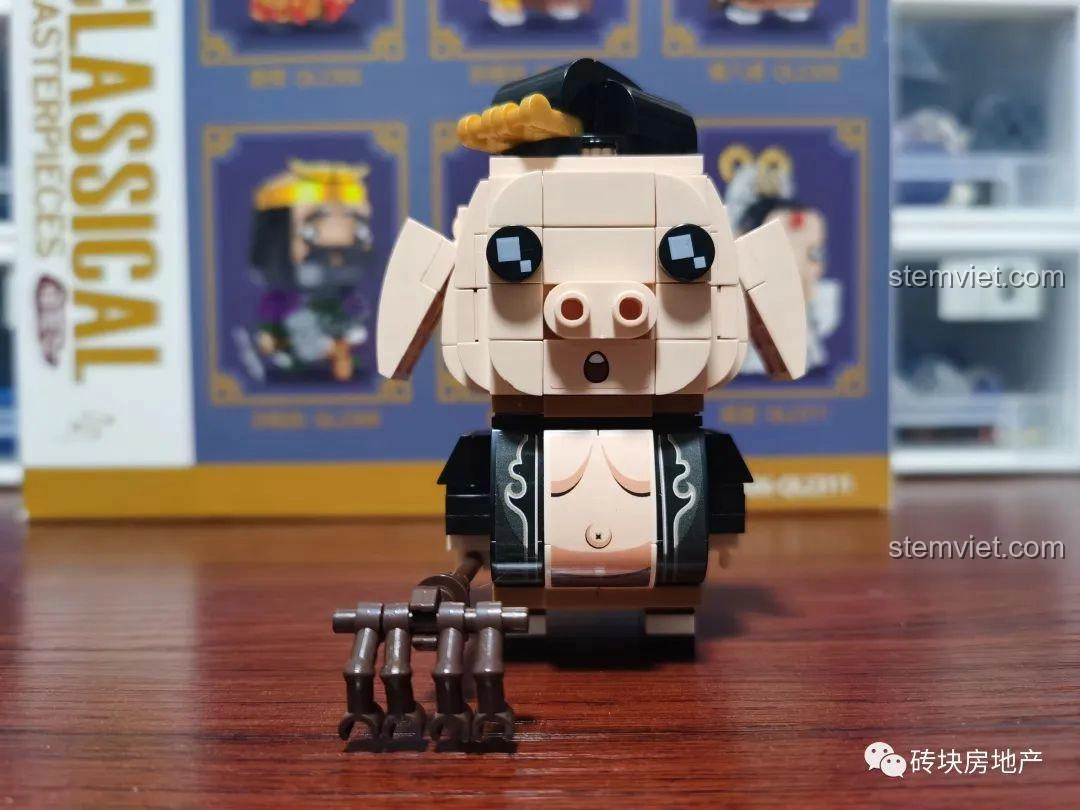 Cảnh Sa Ngộ Tịnh trong phim Tây Du Ký, so sánh với mô hình lắp ghép.