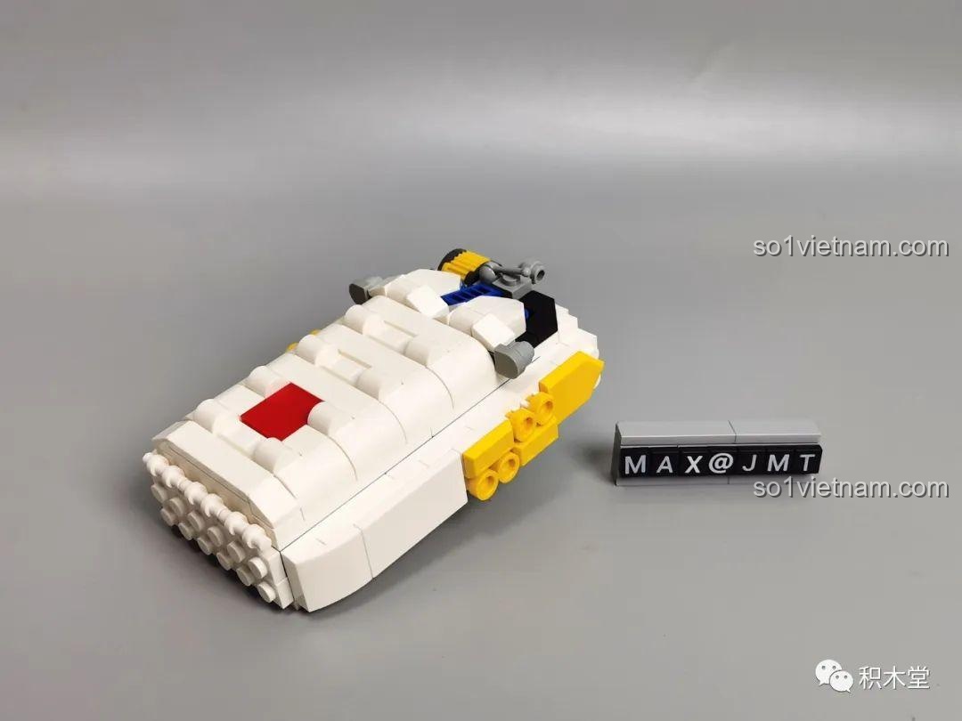 Lắp ráp balo du hành không gian cho mô hình phi hành gia.