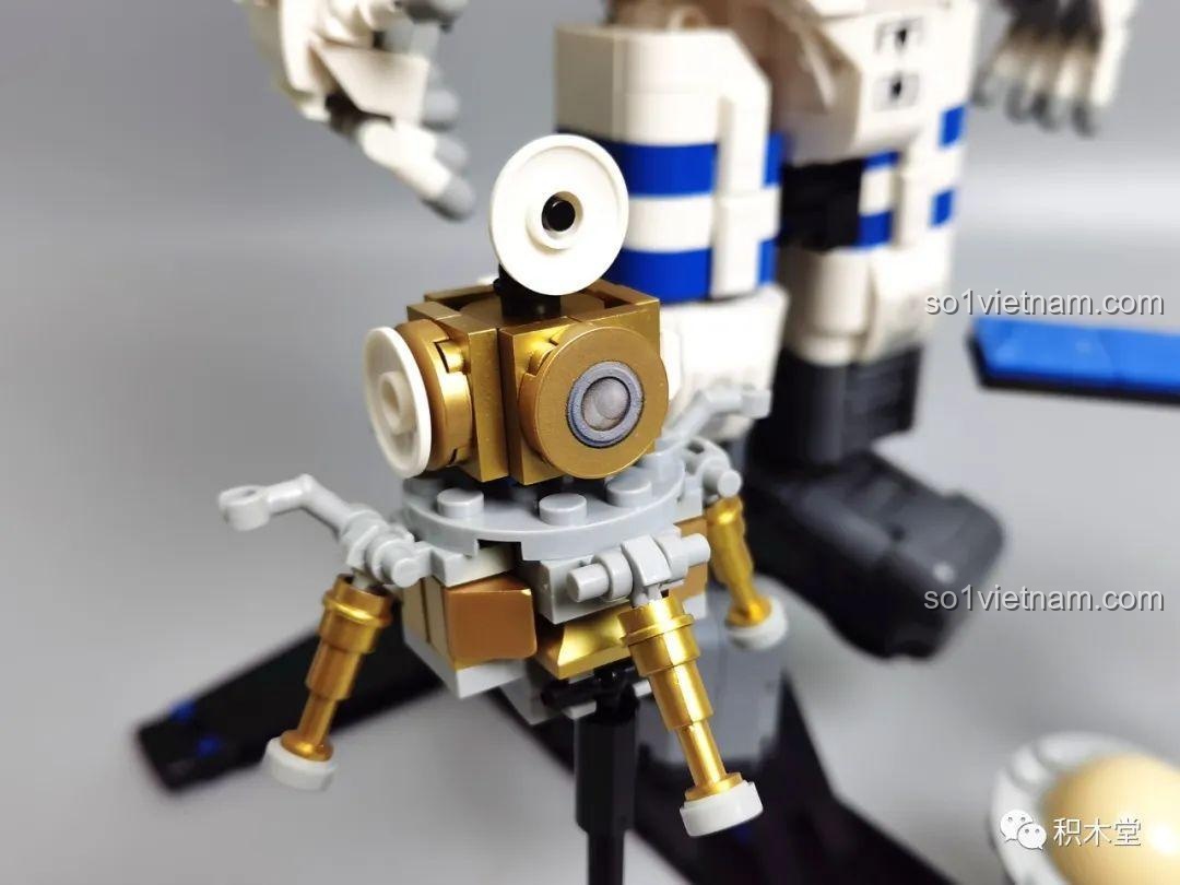 Mô hình phi hành gia Trung Quốc ZMS T2037 đã lắp ráp nhìn từ phía sau mở rộng