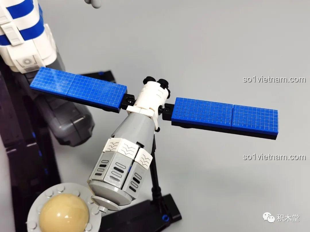 Mô hình Taikonaut tạo dáng vẫy chào thân thiện.