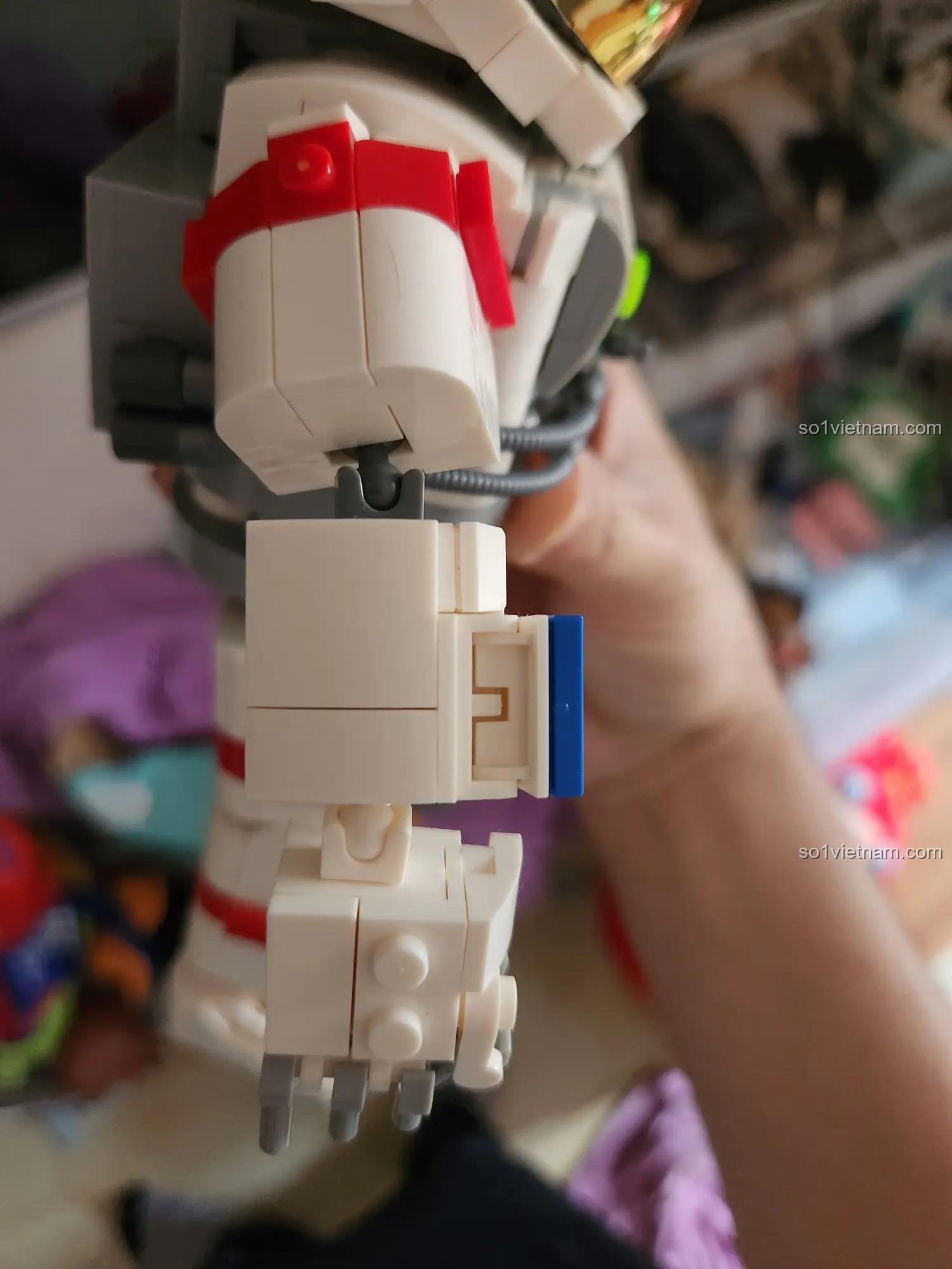 Chi tiết cánh tay của mô hình phi hành gia ZMS T2050