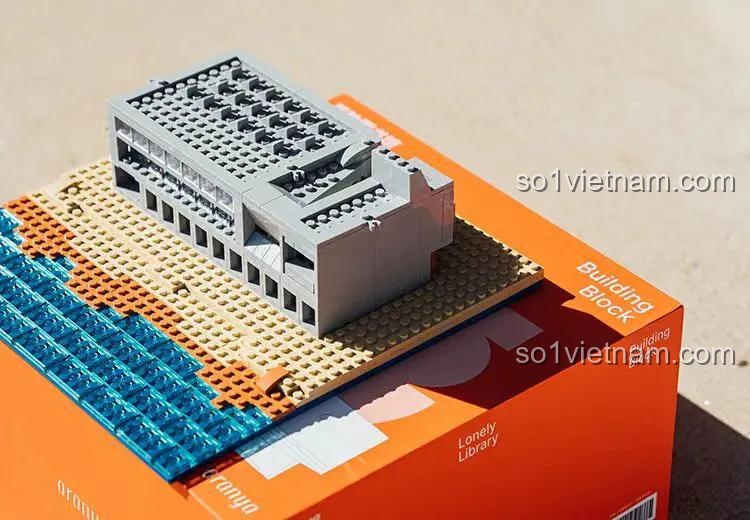Mô hình Thư viện Cô đơn Aranya Amazing Brick AB11002 đặt trên hộp sản phẩm