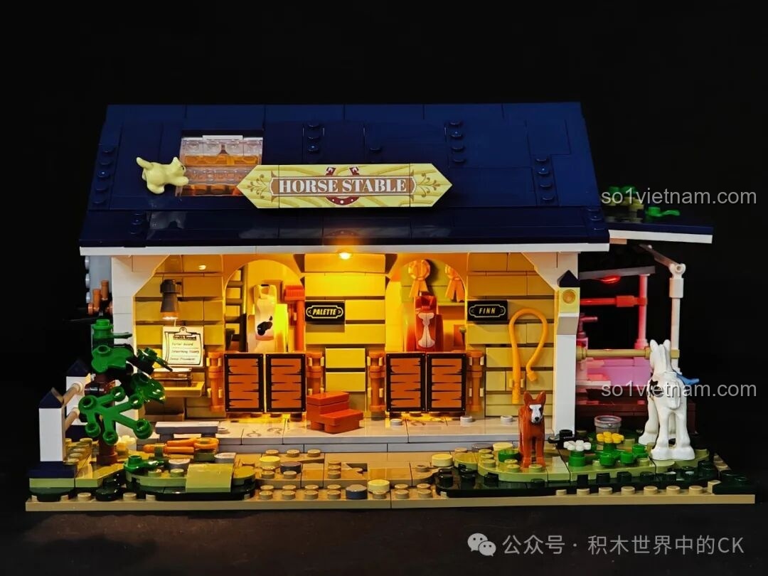 Ánh sáng vàng ấm áp tỏa ra từ bên trong các gian chuồng của mô hình FunWhole F9080, tạo không khí yên bình.