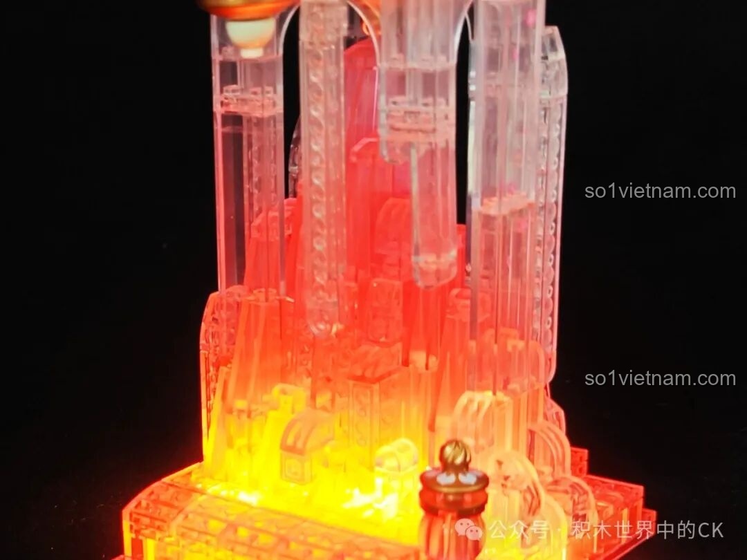 Ánh sáng LED màu cam ấm chiếu qua phần thân làm từ nhựa PC trong suốt của đồ chơi mô hình Vọng nguyệt lâu EMUE.