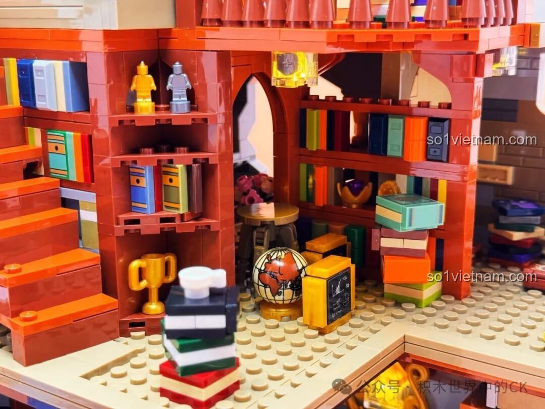 Toàn cảnh nội thất tầng trệt của JIESTAR 57016 Thư viện Châu Âu với đèn LED chiếu sáng.