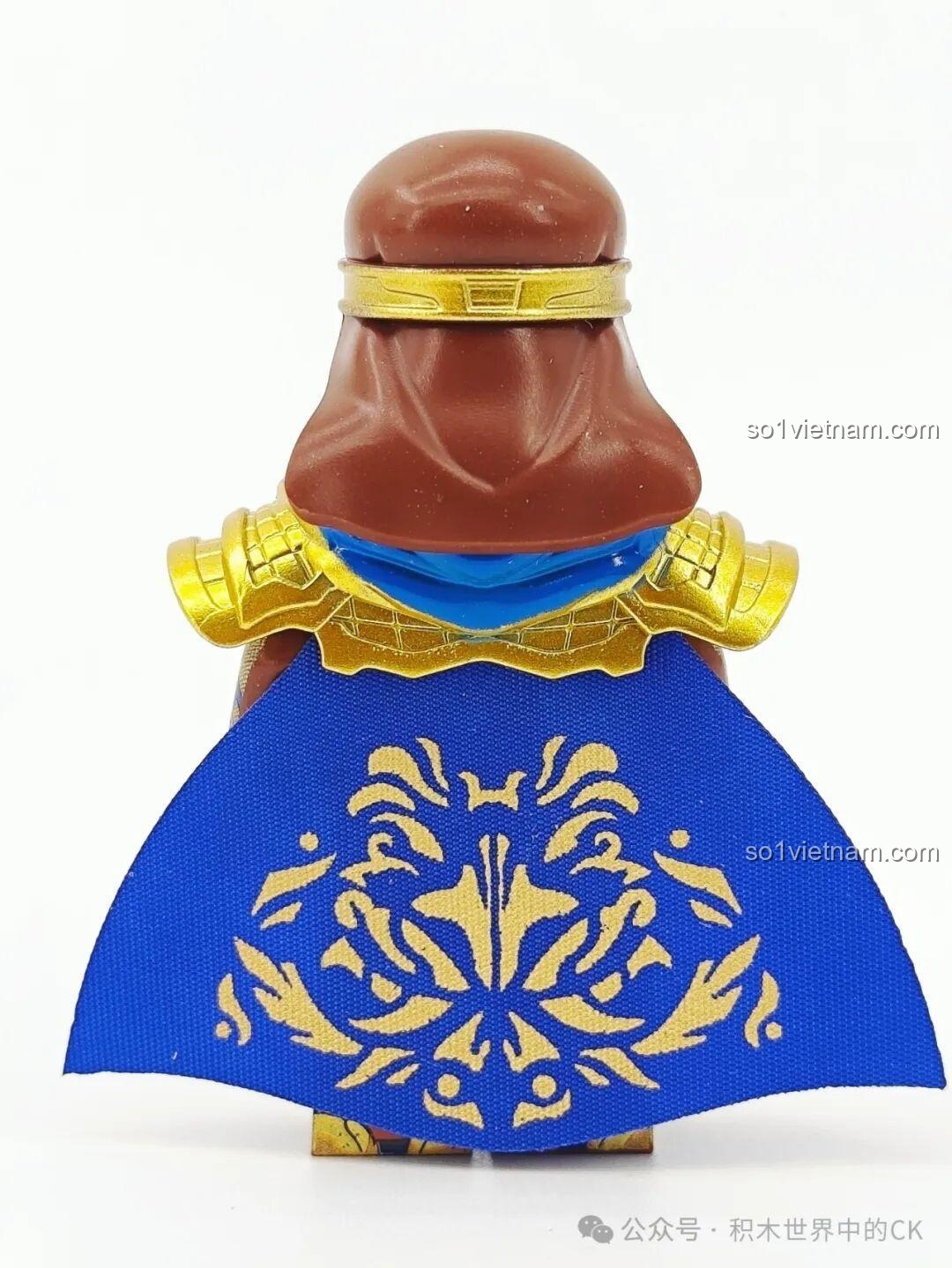 Chi tiết áo choàng của minifigure Phan Chương Decool 20378 với họa tiết vàng trên nền vải xanh dương.