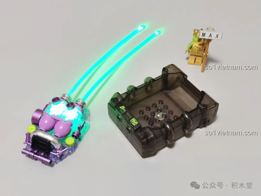 Chiếc ba lô của phi hành gia TOP TOY TC1412 với viên gạch đèn LED và hai ống dẫn sáng.