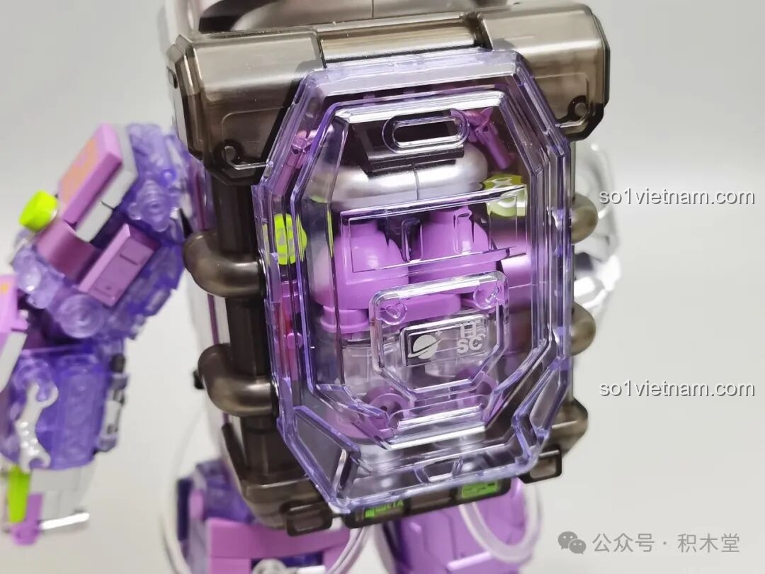 Cận cảnh chiếc ba lô nam châm của phi hành gia TOP TOY TC1412 với nắp đậy trong suốt.