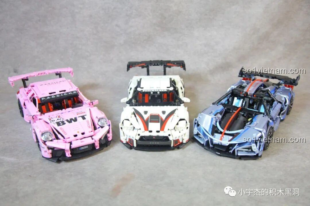 Ba mô hình siêu xe lắp ráp từ Mei Ji, bao gồm Nissan GT-R 8622A, Porsche 911 8616 và Hongqi S9 8621A, góc chụp từ trên xuống.