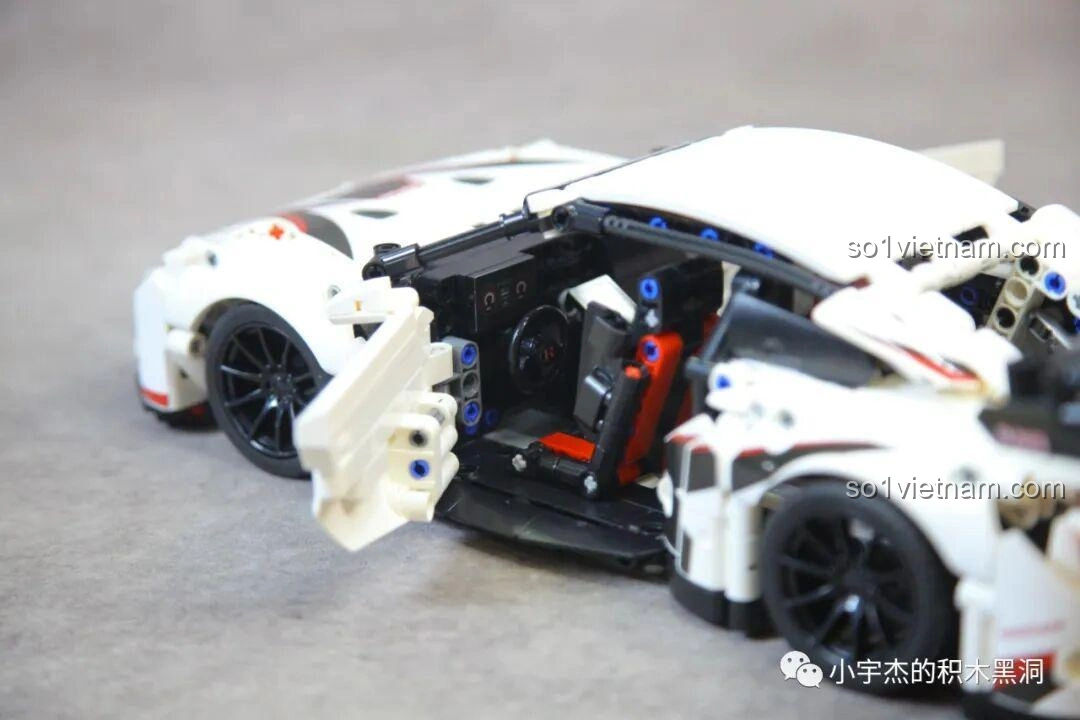 Ba mô hình siêu xe lắp ráp từ Mei Ji, bao gồm Nissan GT-R 8622A, Porsche 911 8616 và Hongqi S9 8621A, trưng bày cạnh nhau.