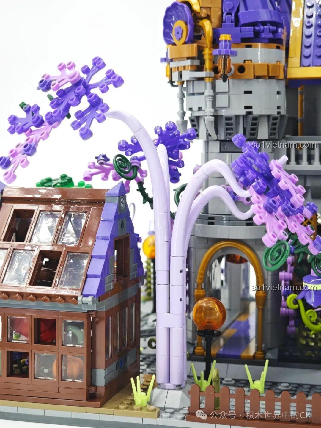 Ban công nhỏ với các chi tiết cây xanh màu tím trên tường Lâu đài Ma thuật BAKA 33210, tạo điểm nhấn sinh động.