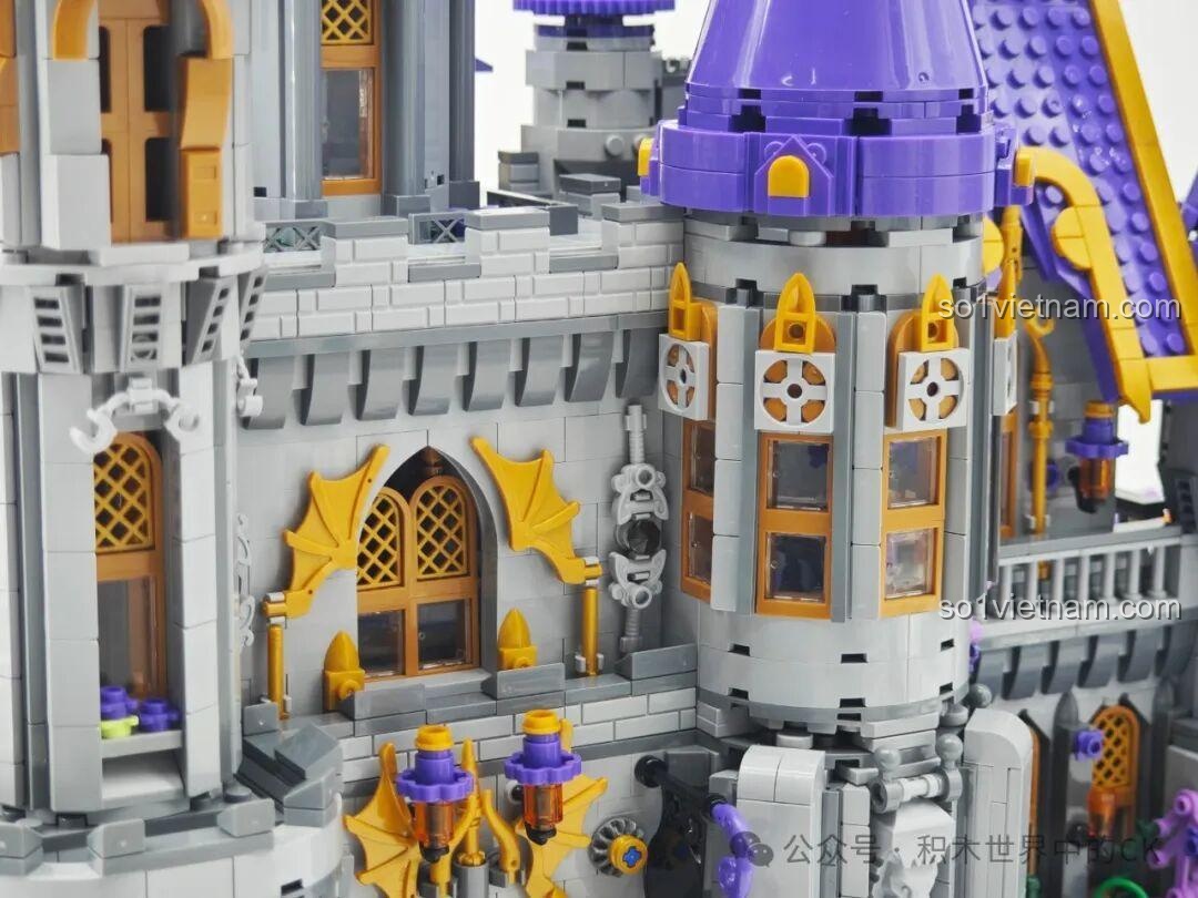 Cận cảnh bàn thờ bên trong Lâu đài Ma thuật BAKA 33210, với ấm trà và ly vàng.