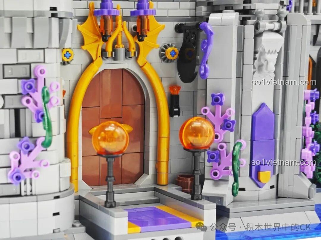 Bàn thờ hoặc bệ thờ bên trong Lâu đài Ma thuật BAKA 33210, với các vật phẩm cúng tế và cửa sổ kính màu.