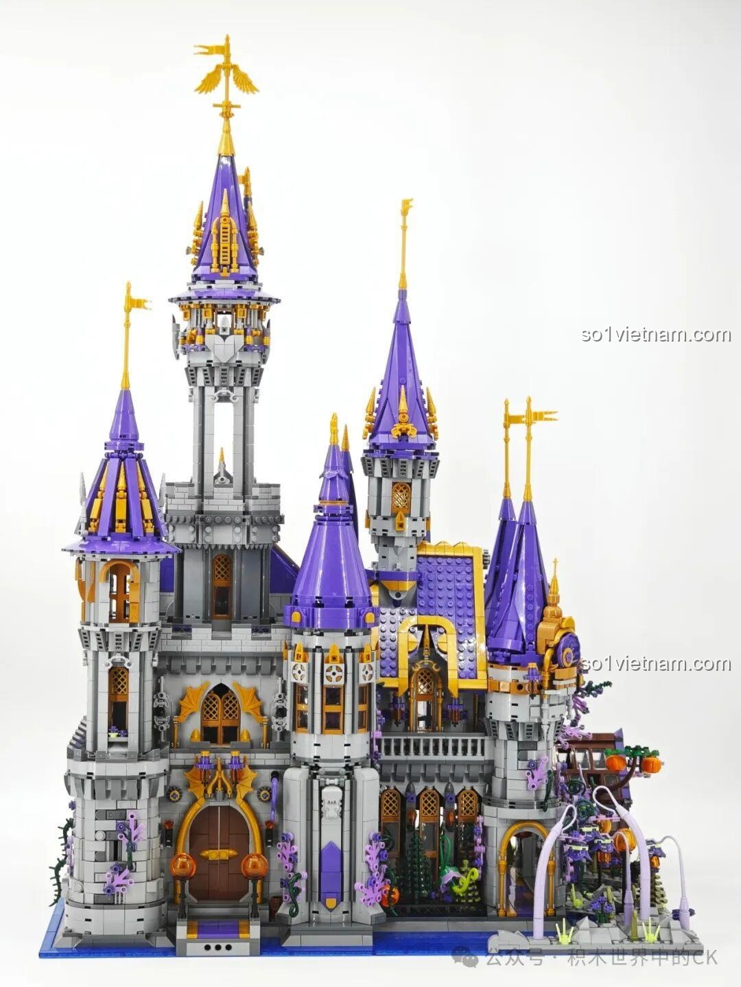 Tổng quan các đỉnh tháp của Lâu đài Ma thuật BAKA 33210, với nhiều hình dáng và kích cỡ khác nhau.