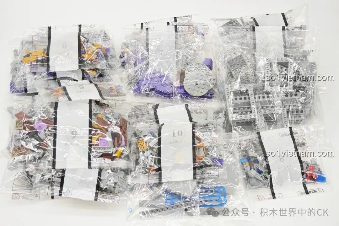 Thêm các túi mảnh ghép của bộ BAKA 33210, cho thấy sự đồ sộ và phức tạp của mô hình Lâu đài Ma thuật.