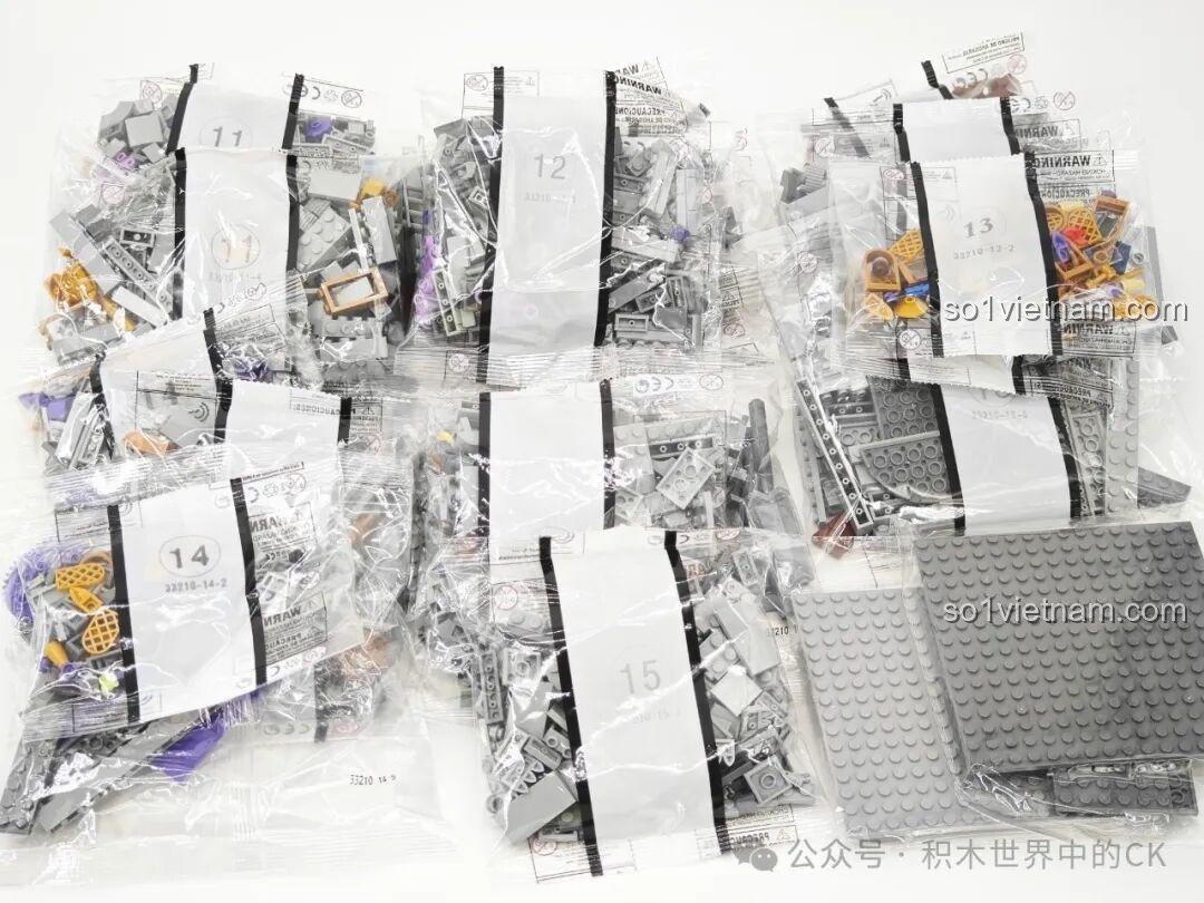 Các túi mảnh ghép cuối cùng của bộ BAKA 33210 Lâu đài Ma thuật, bao gồm cả các tấm đế lớn.