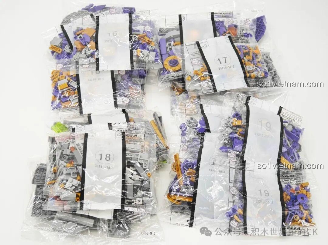 Tổng quan các túi mảnh ghép màu tím và vàng của bộ BAKA 33210, thể hiện sự đa dạng màu sắc trong thiết kế Lâu đài Ma thuật.